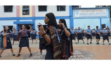 Momen kebersamaan keluarga besar SMA Budaya II Santo Agustinus yang hangat, penuh tawa, dan saling menyemangati.