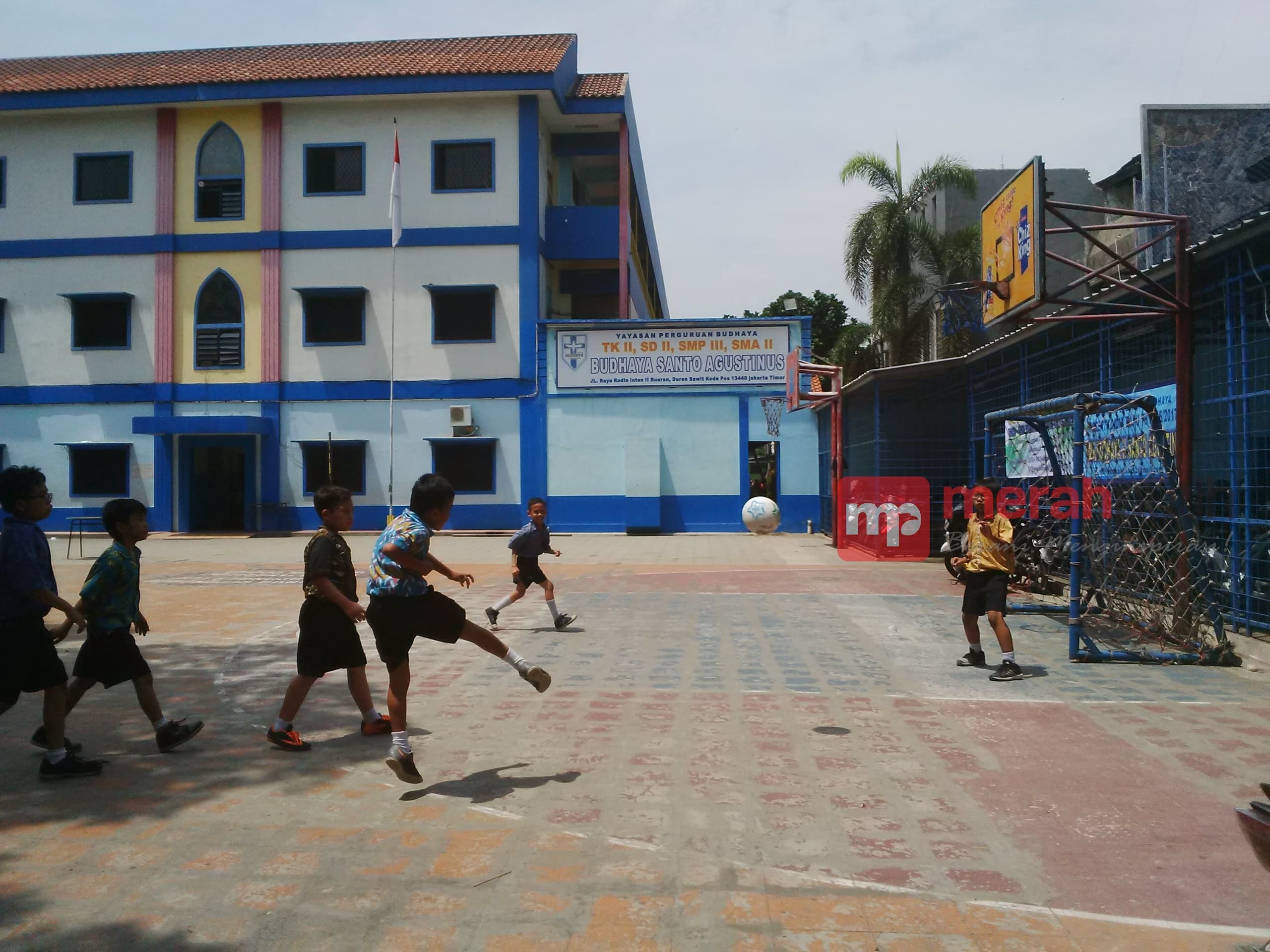 Siswa-siswi SMA Budaya II Santo Agustinus bersemangat mengikuti kegiatan olahraga untuk melatih sportivitas dan kebersamaan.